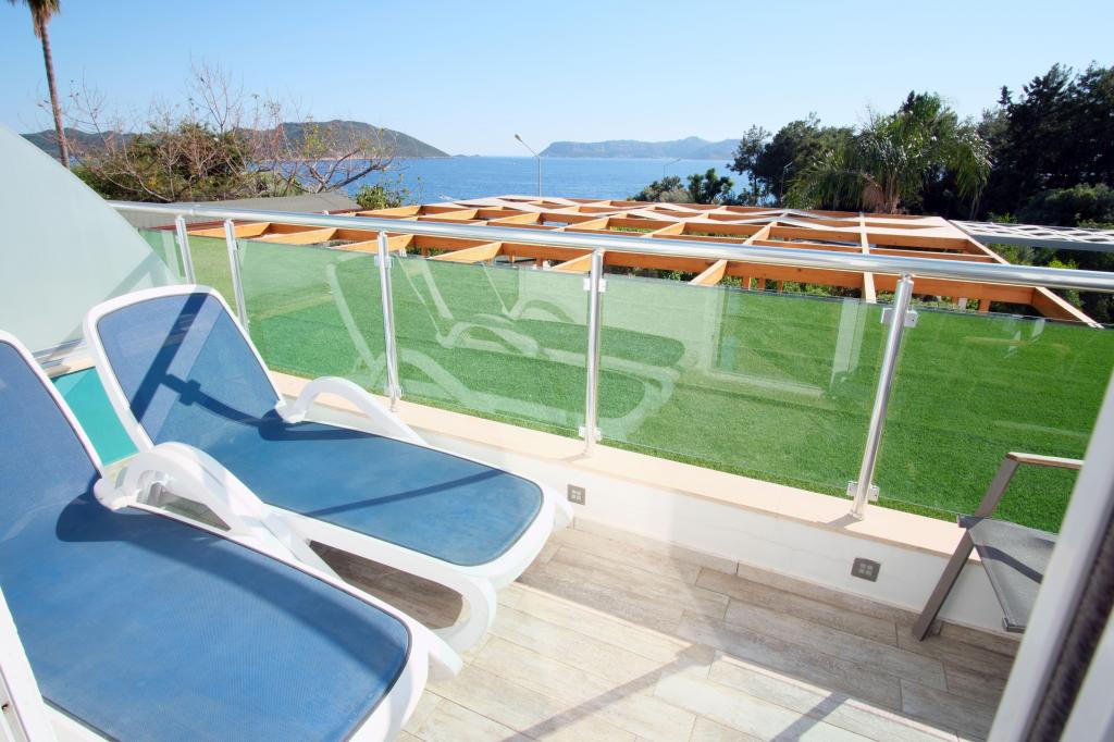 Triple,deniz Manzaralı,balkonlu