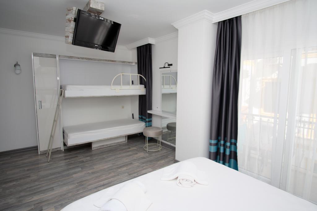Triple,kısmi Deniz Manzaralı,balkonlu