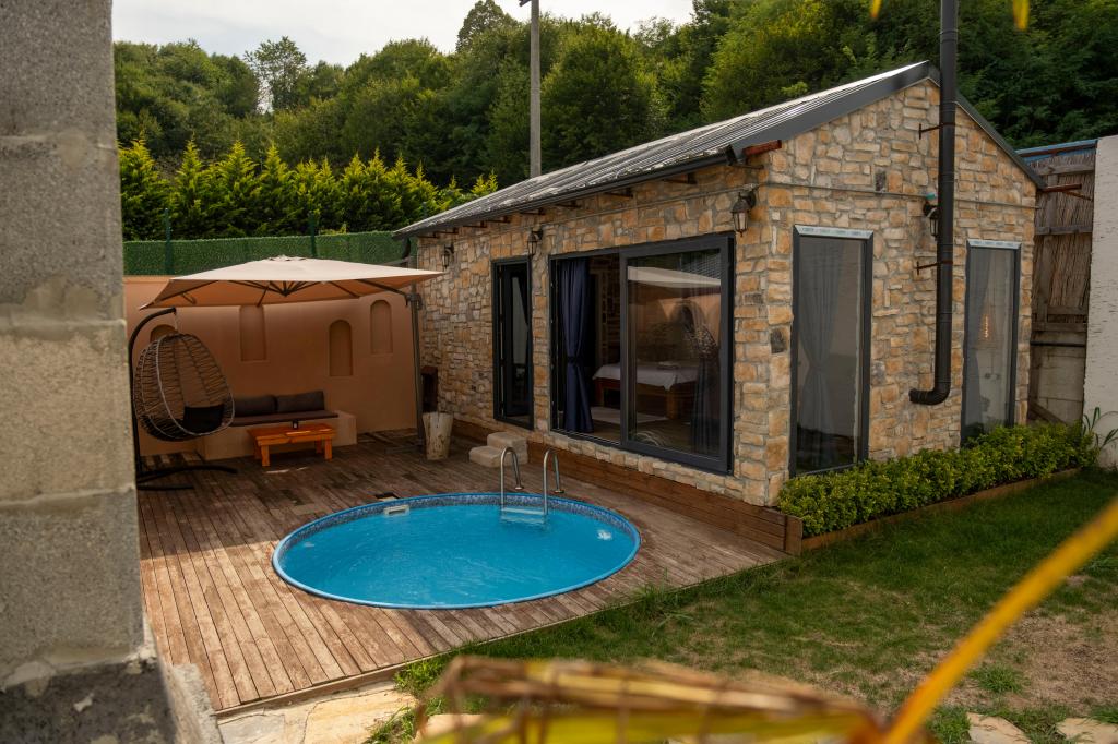 Taş Ev, Havuz Manzaralı