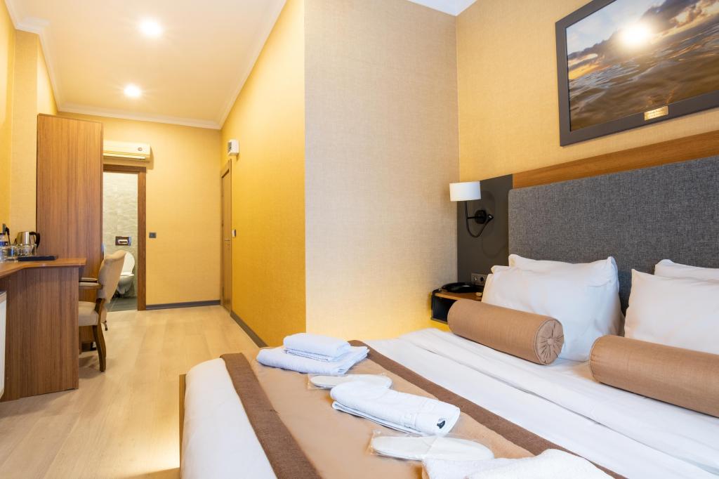 Deluxe Queen Room, Street View (Without Balcony)