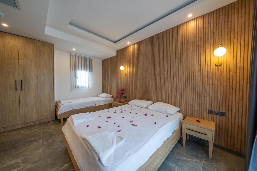 Superior Oda, Havuz Manzaralı (Balkonlu)