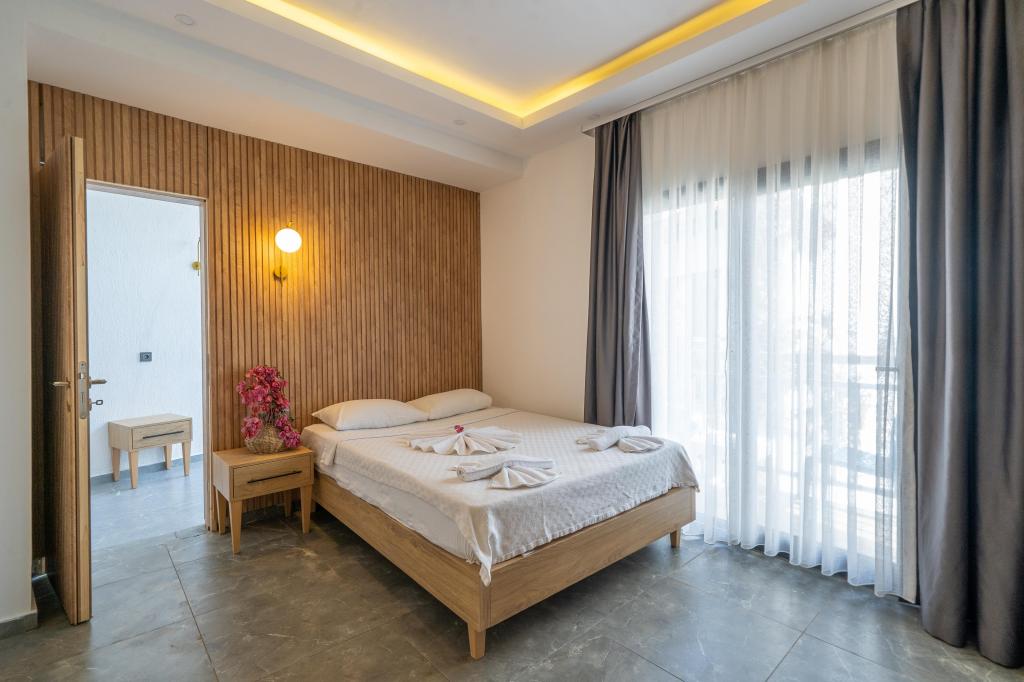 Suit Oda, Havuz Manzaralı (Balkonlu)