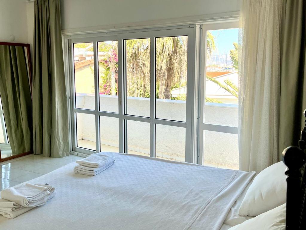 Aile Suiti,Çeşme Marina Manzaralı,2. Kat Balkonlu