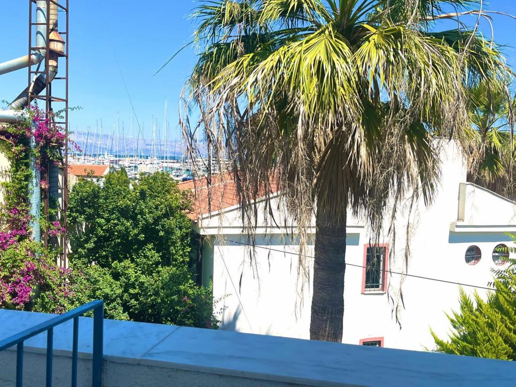 Triple Oda - Üç Ayrı Yataklı ,Çeşme Marina Manzaralı,2. Kat Balkonlu
