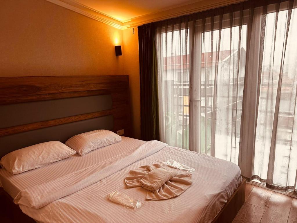 Küçük Oda, Cadde Manzaralı