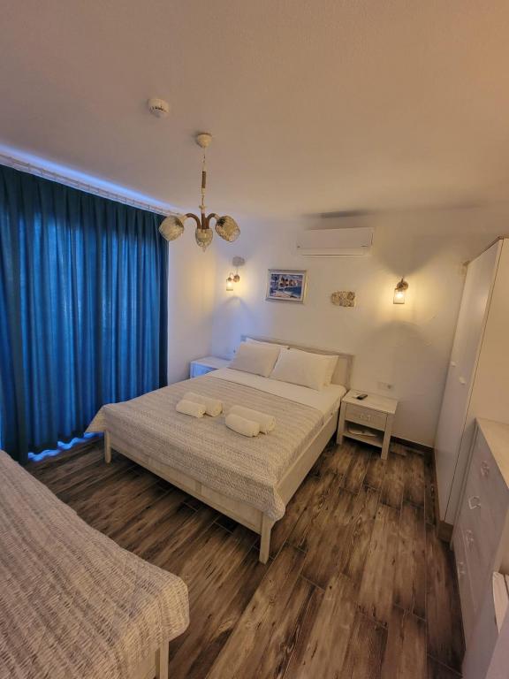 Deluxe Room, Street View
