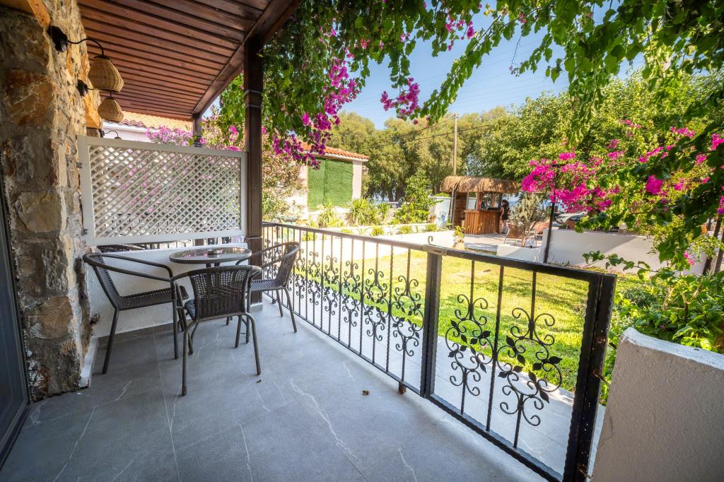 Triple,Bahçe Manzaralı,Balkonlu