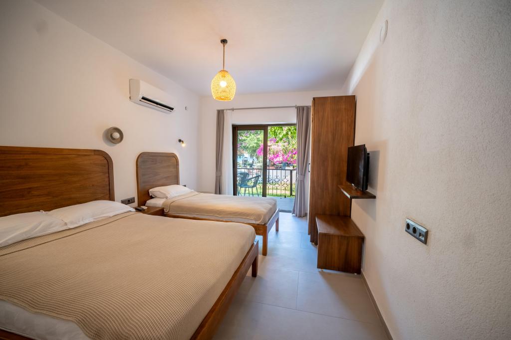 Triple,Bahçe Manzaralı,Balkonlu
