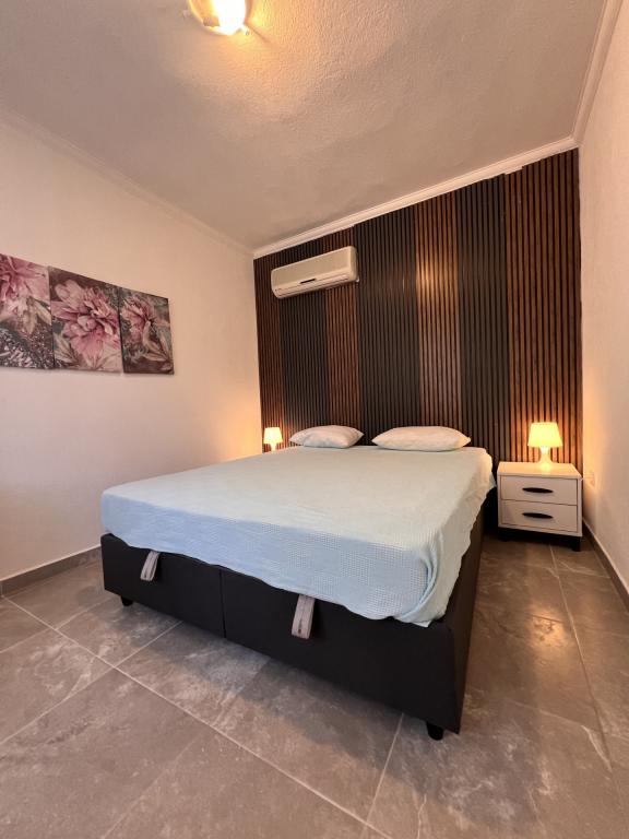 Garden Room, Garden View