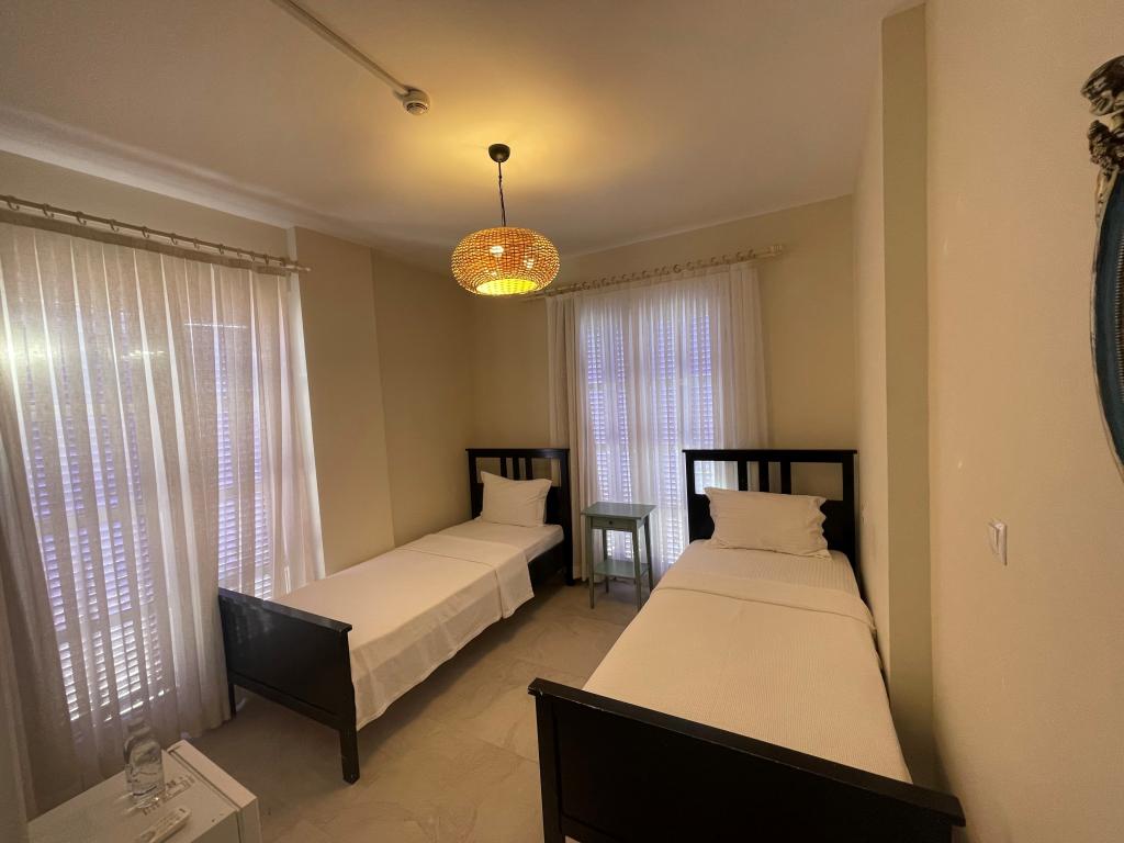 Aile Bağlantılı Odası (Banyolu, Ortak Banyo)