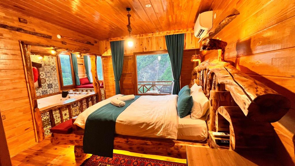 Honeymoon Room, River View (Balcony, Jacuzzi)