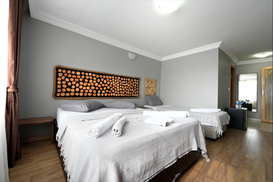 Deluxe Üç Kişilik Oda ,Deniz ve Dağ Manzaralı
