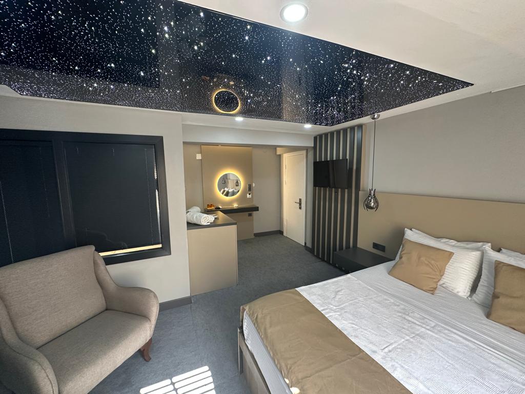 Standart Oda, Cadde Manzaralı