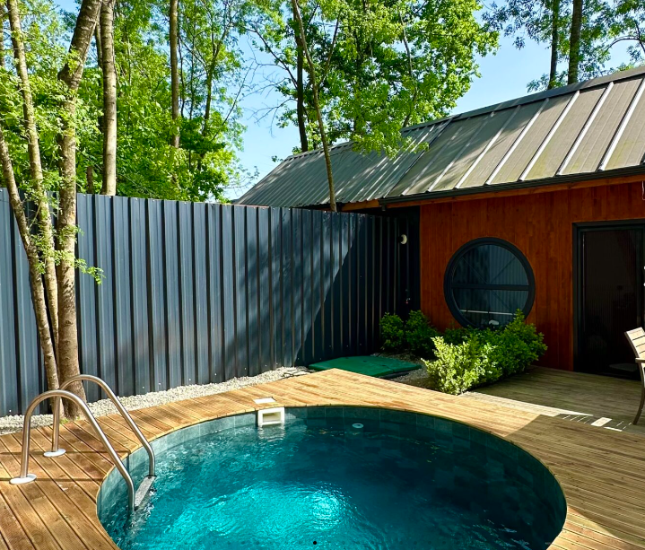 Tiny House, Pool View