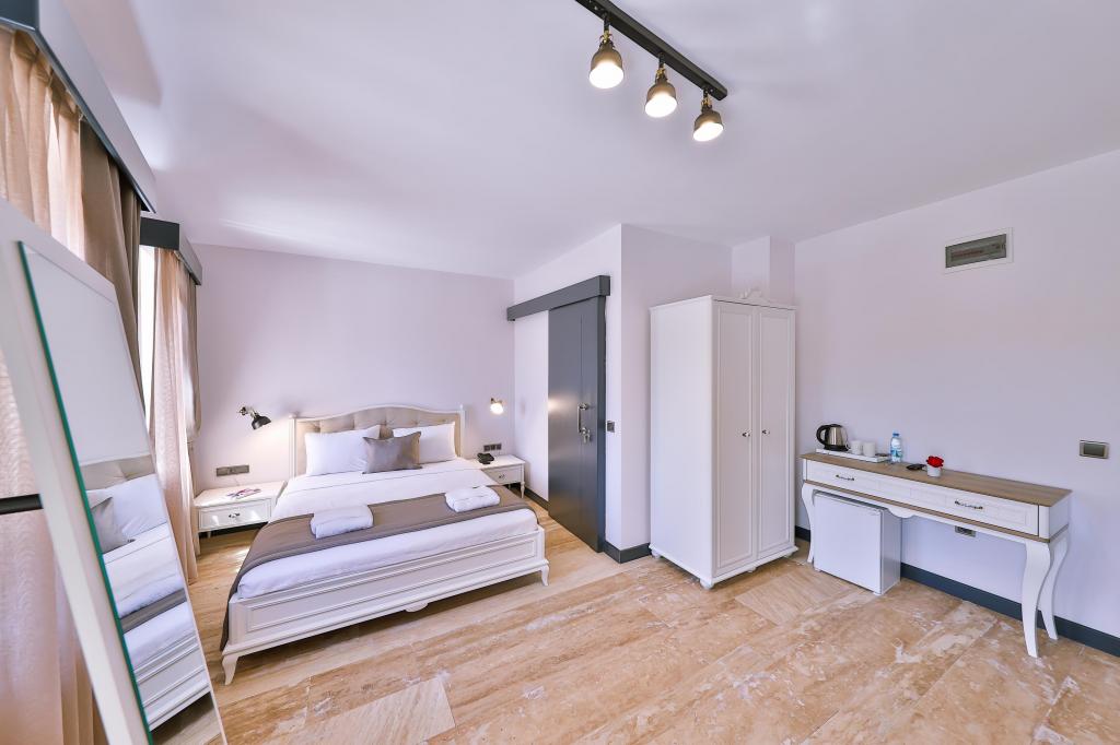 Ground Floor Room, Street View (3 Person)
