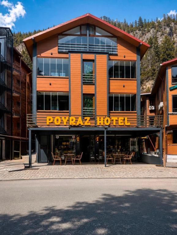 Ağaçların arasında sessiz ve sakin bir konumda hizmet veren Poyraz Otel Uzungöl; misafirlerine şehir stresinden arınma fırsatı sunuyor.Tesiste bulunan tüm odalarda; televizyon, uydu yayını, banyo, duş, oturma alanı ve kablosuz internet erişimi bulunuyor.Yöresel lezzetleri tadabileceğiniz kahvaltı servisi sunan tesiste, dileyen misafirler gün içinde Uzungöl kenarında gerçekleştirecekleri yürüyüşler ile tatillerine unutulmaz anlar ekleyebilirler.