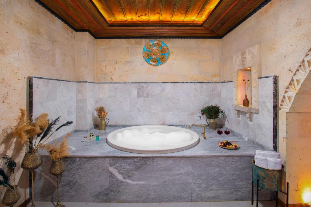 Superior Suite,Avlu Manzaralı,Jakuzili