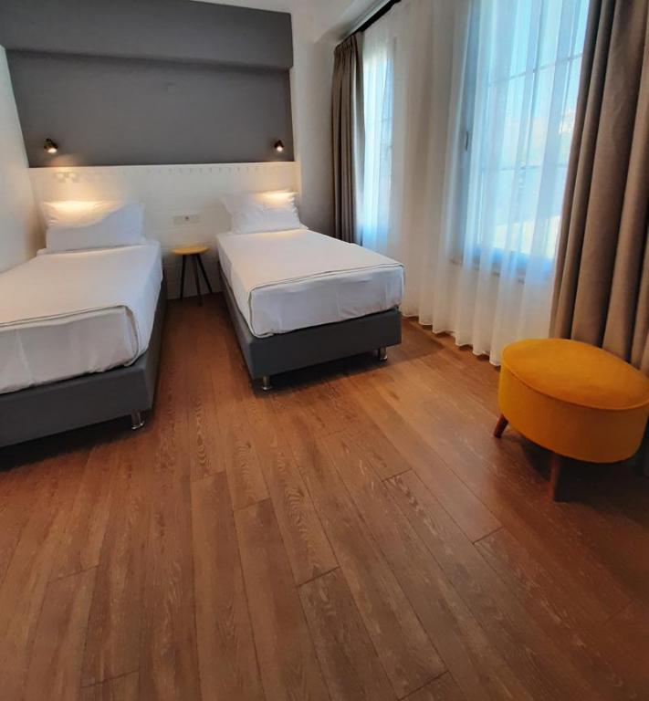 Zemin Kat Oda, Cadde Manzaralı (3 Kişilik)