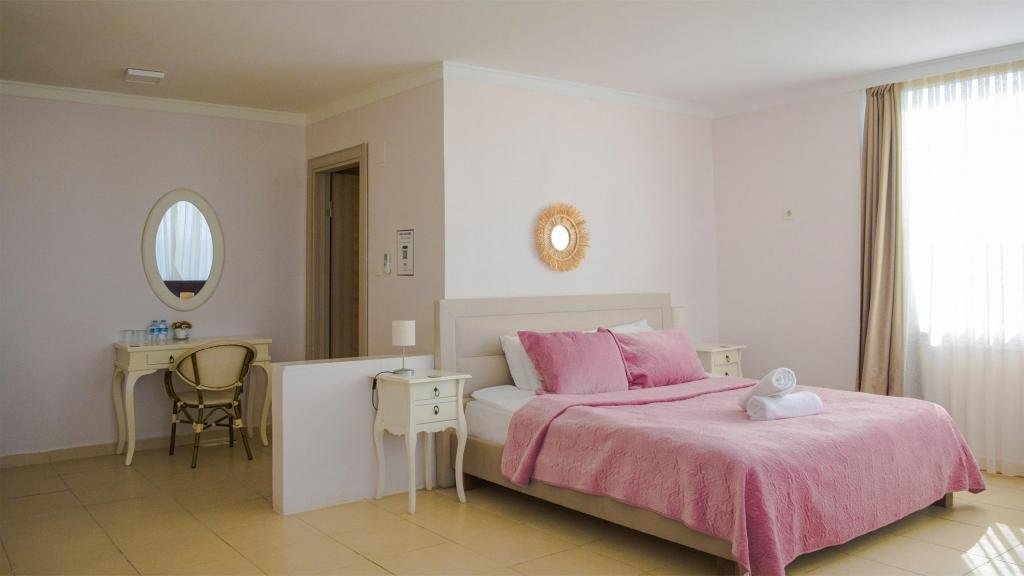 Corner Room, Sea View