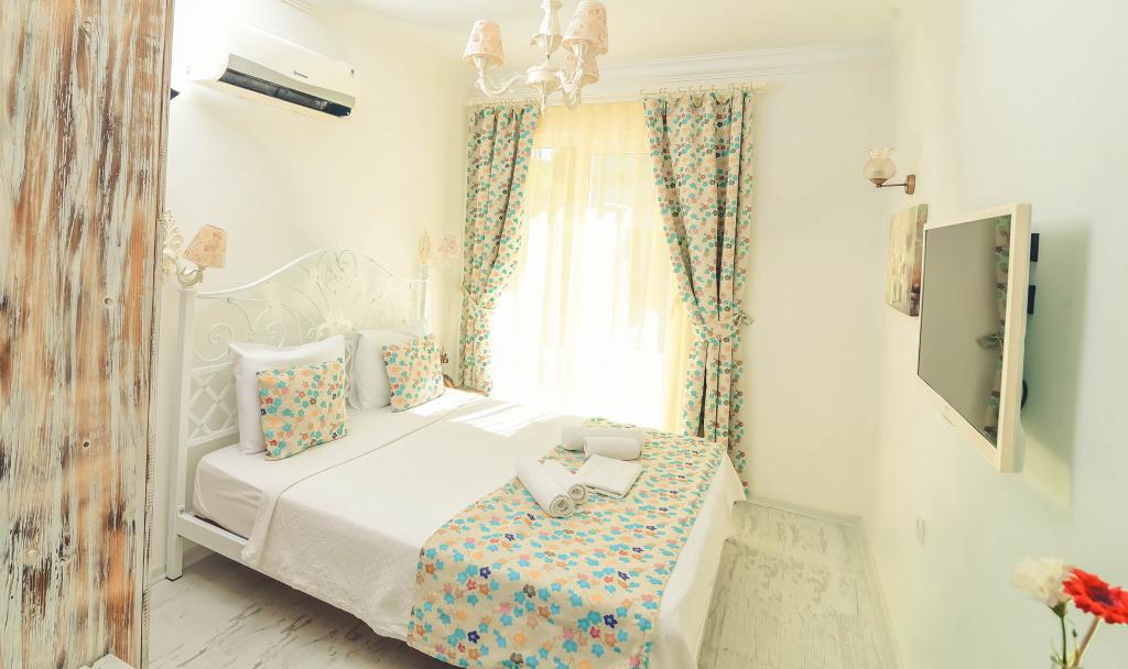 Deluxe Room, Pool View