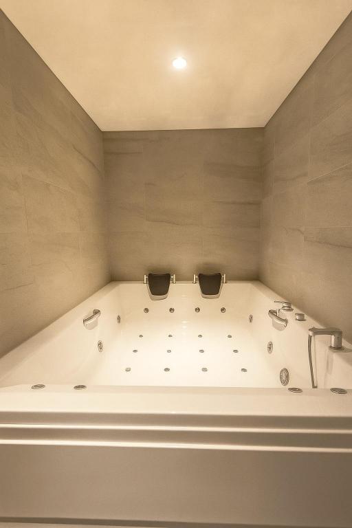 Suit Oda, Şehir Manzaralı (Jakuzi)