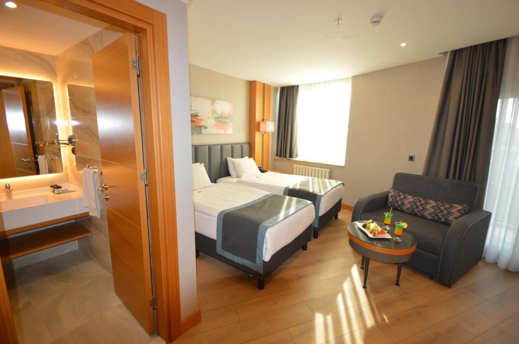 Superior Twin Room, City View