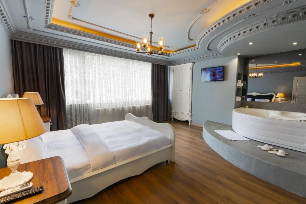 Family Room, Partial Sea View (Jacuzzi)