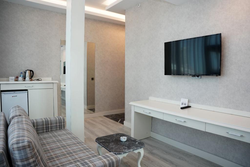 Suite Room, City View (Without Balcony)
