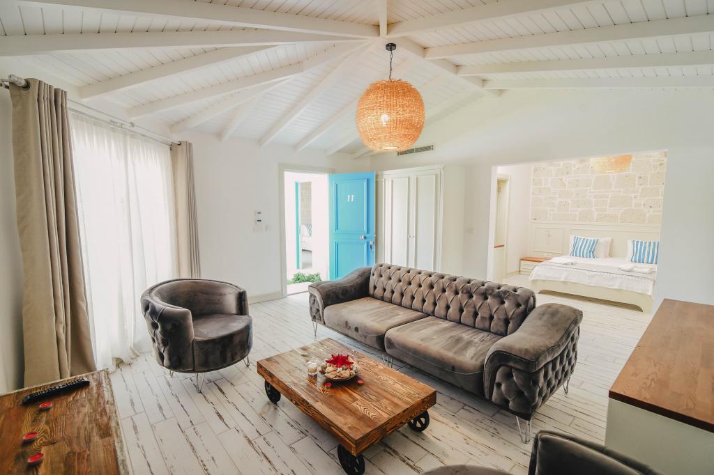 Suite Garden Floor Room, Pool View