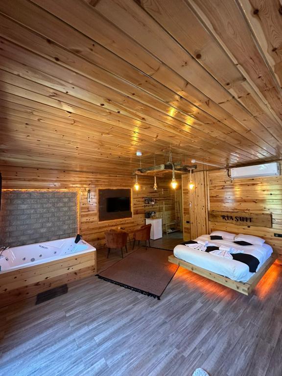 Double, River View, Fireplace And Jacuzzi