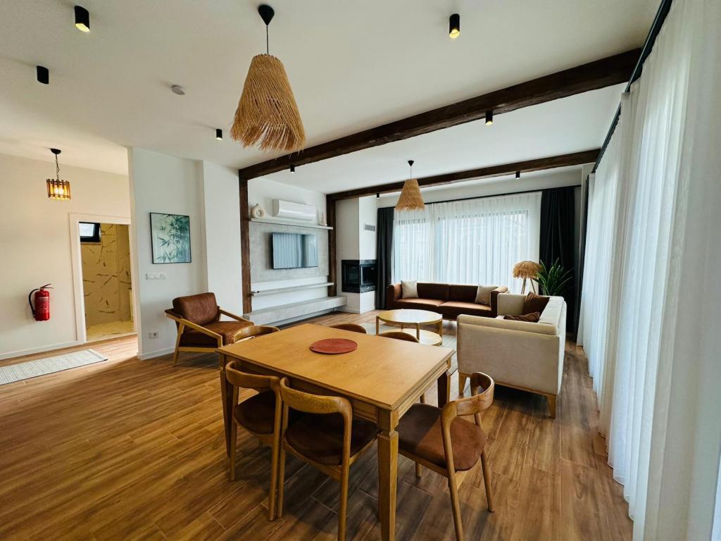 2+1 Villa,bahçe Manzaralı,isıtmalı Özel Havuzlu