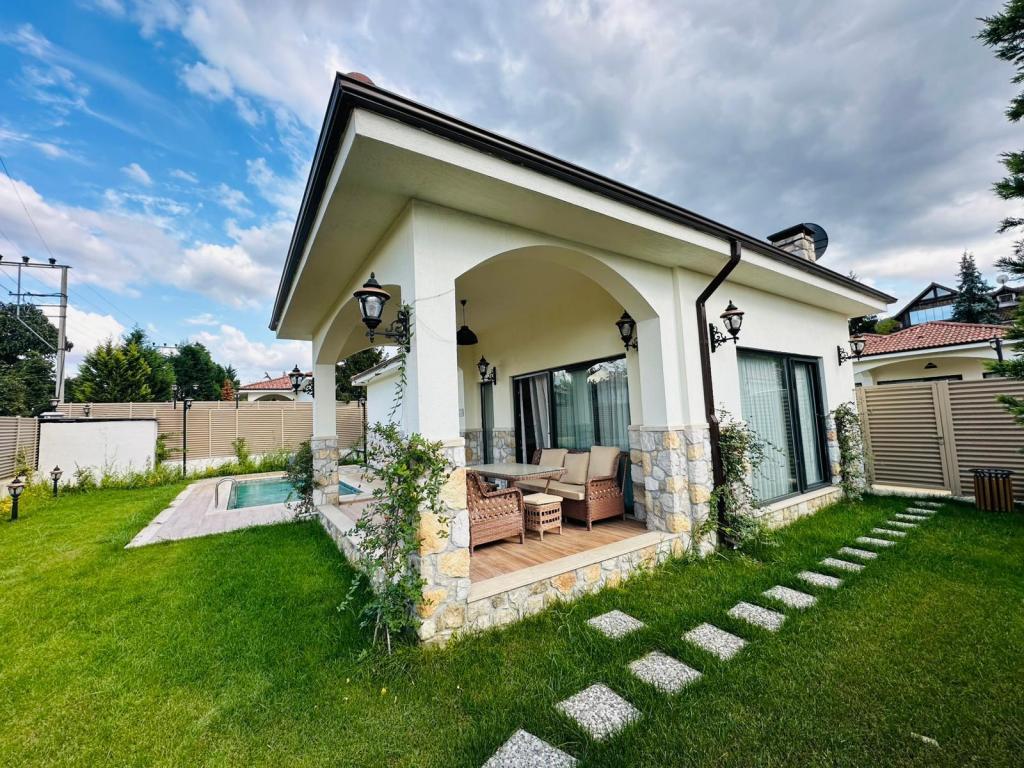 2+1 Villa,bahçe Manzaralı,isıtmalı Özel Havuzlu