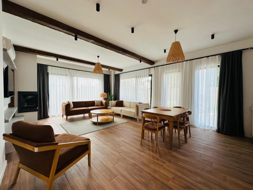 2+1 Villa,bahçe Manzaralı,isıtmalı Özel Havuzlu