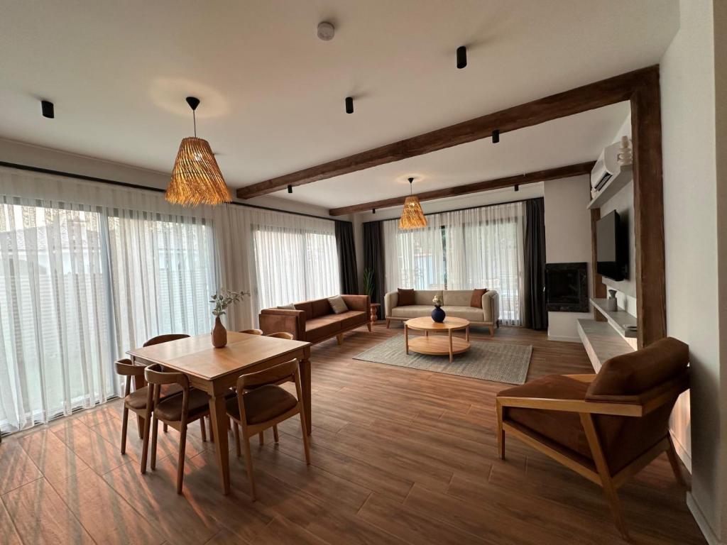2+1 Villa,bahçe Manzaralı,isıtmalı Özel Havuzlu
