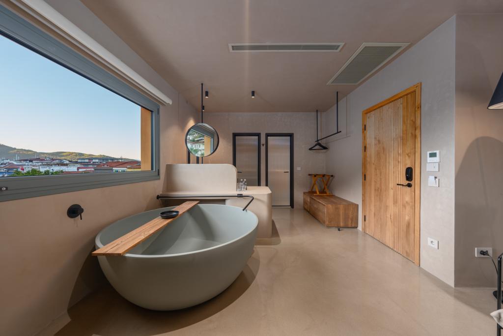 Deluxe Room, City Or Mountain View (With Bathroom)