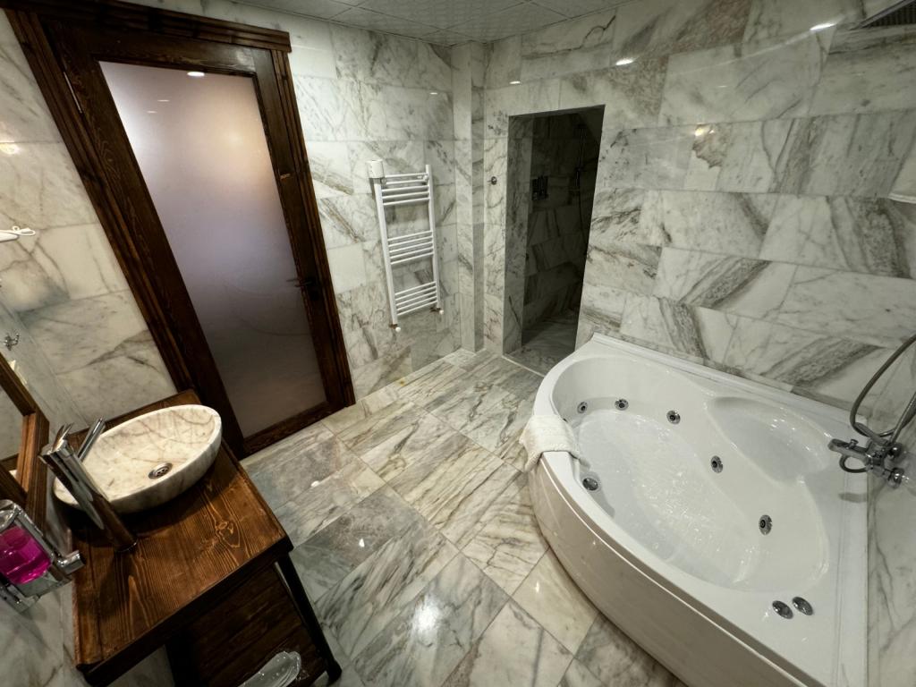Superior Stone Room (Jacuzzi)