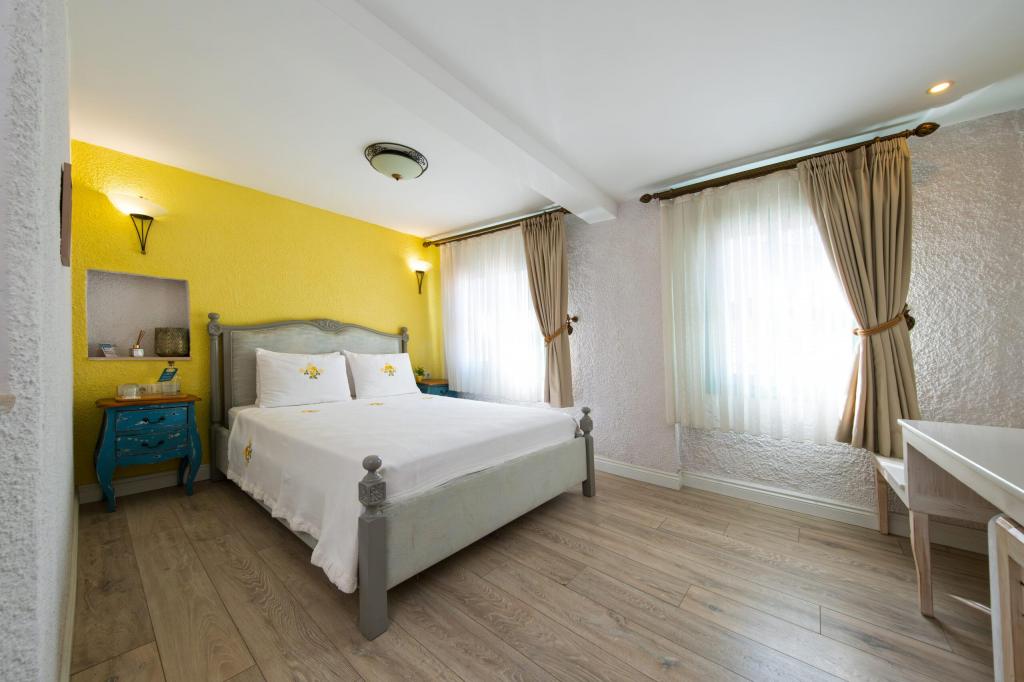 Royal Room, Street View