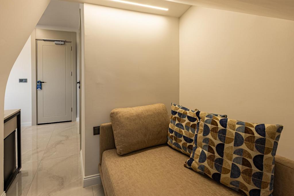 Family Room, City Or Mountain View