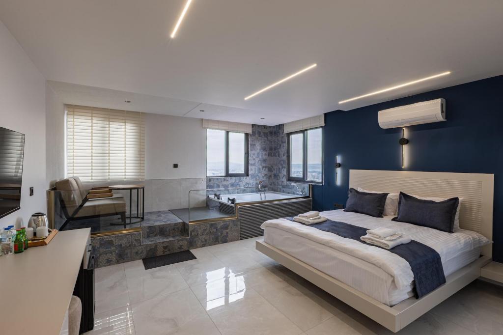 Family Suite Room, City View (Jacuzzi)