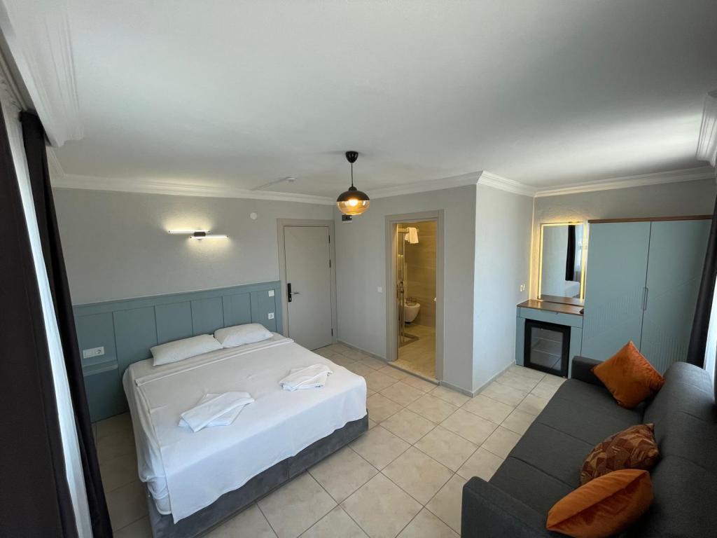 Standard Room, Street View (Balcony)