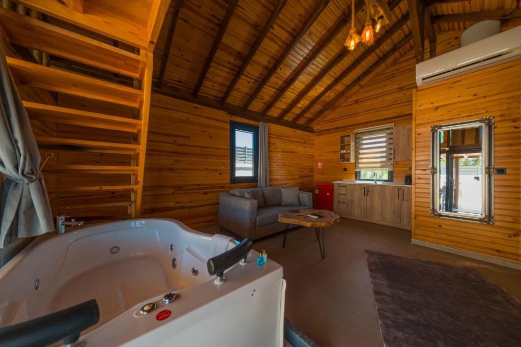 Suit Bungalov,Bahçe Manzaralı,Özel Havuzlu ve Jakuzili