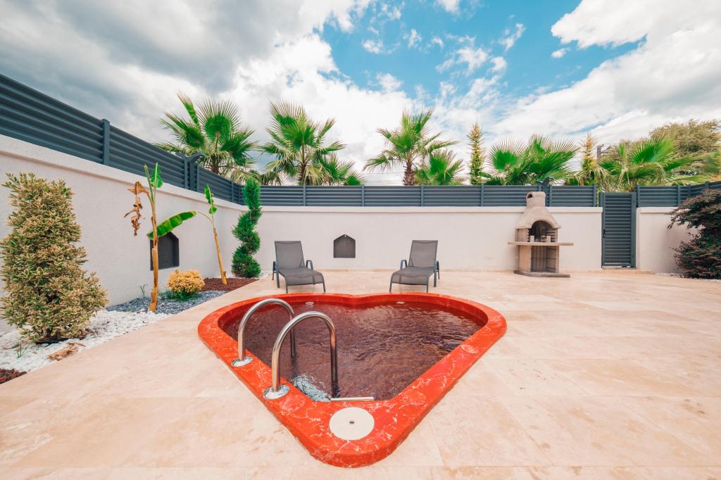 Sunset Love Suit,Bahçe Manzaralı,Özel Havuzlu ve Jakuzili