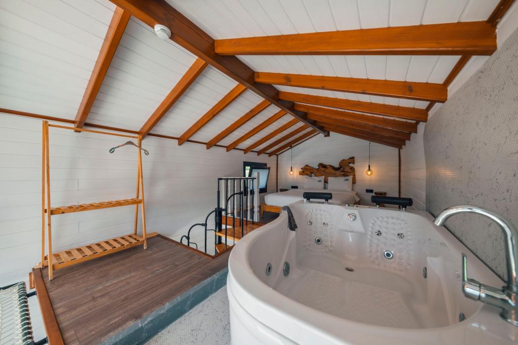 Sunset Love Suit,Bahçe Manzaralı,Özel Havuzlu ve Jakuzili