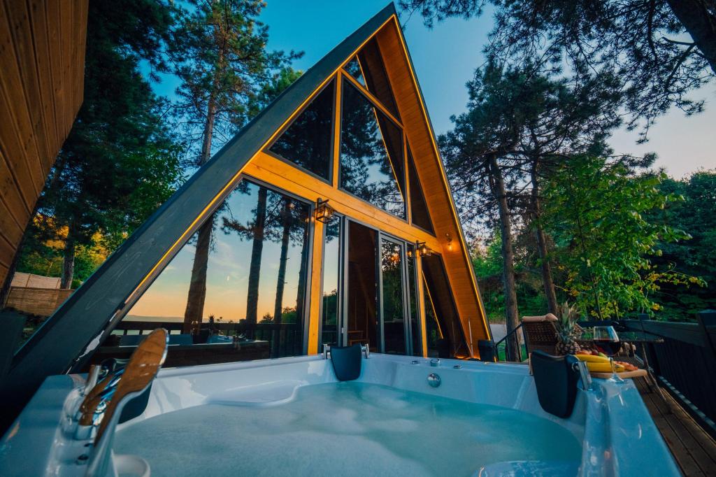 Tree House, Lake View, Jacuzzi