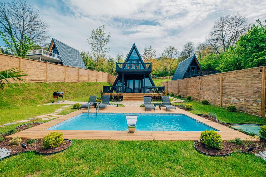 Bungalow, Lake View, Private Heated Pool