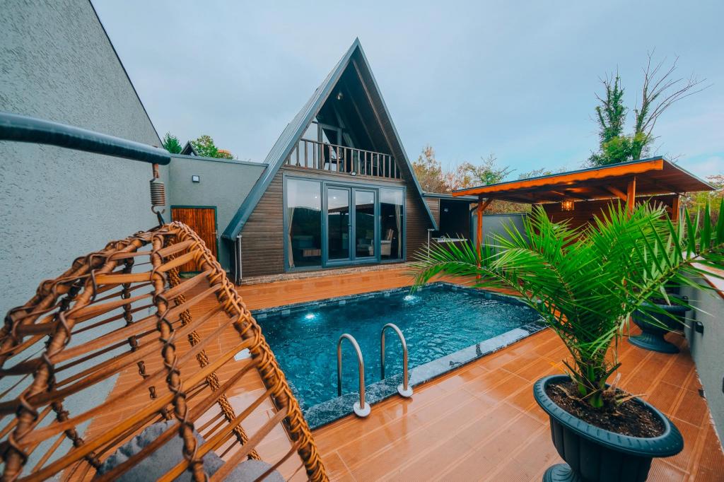 Deluxe Bungalow Room, Pool View