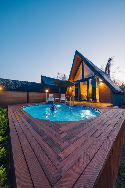 Bungalov, Havuz Manzaralı