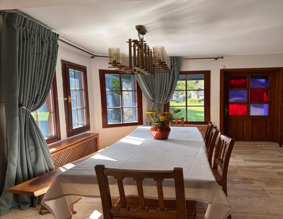 Villa, Mountain View