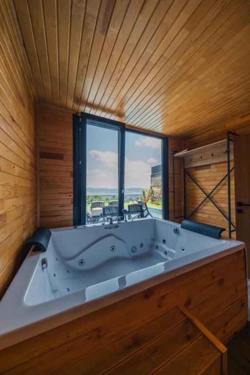 Deluxe Bungalow,Göl Manzaralı,Isıtmalı Özel Havuzlu