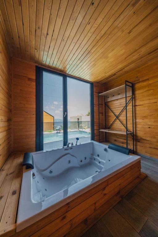 Standart Bungalow,Kısmi Göl Manzaralı,Isıtmalı Özel Havuzlu